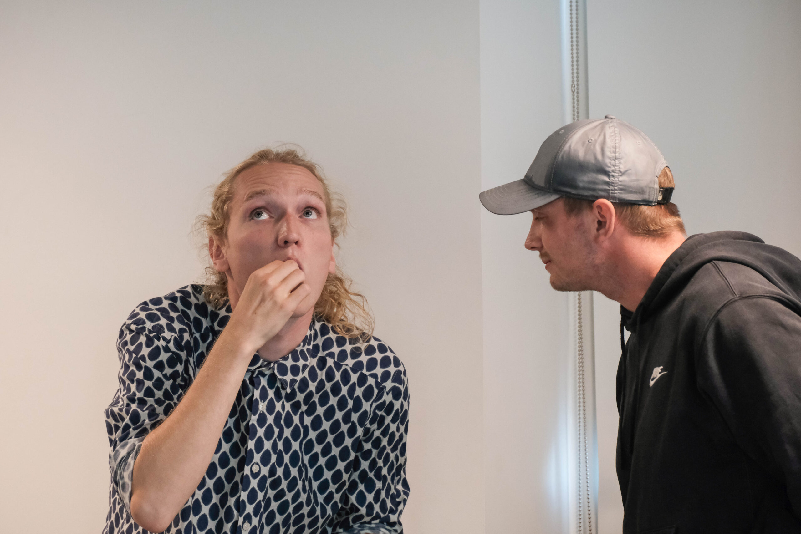 Tryllekunstner Kaare Rugsted tryller med publikum på scenen